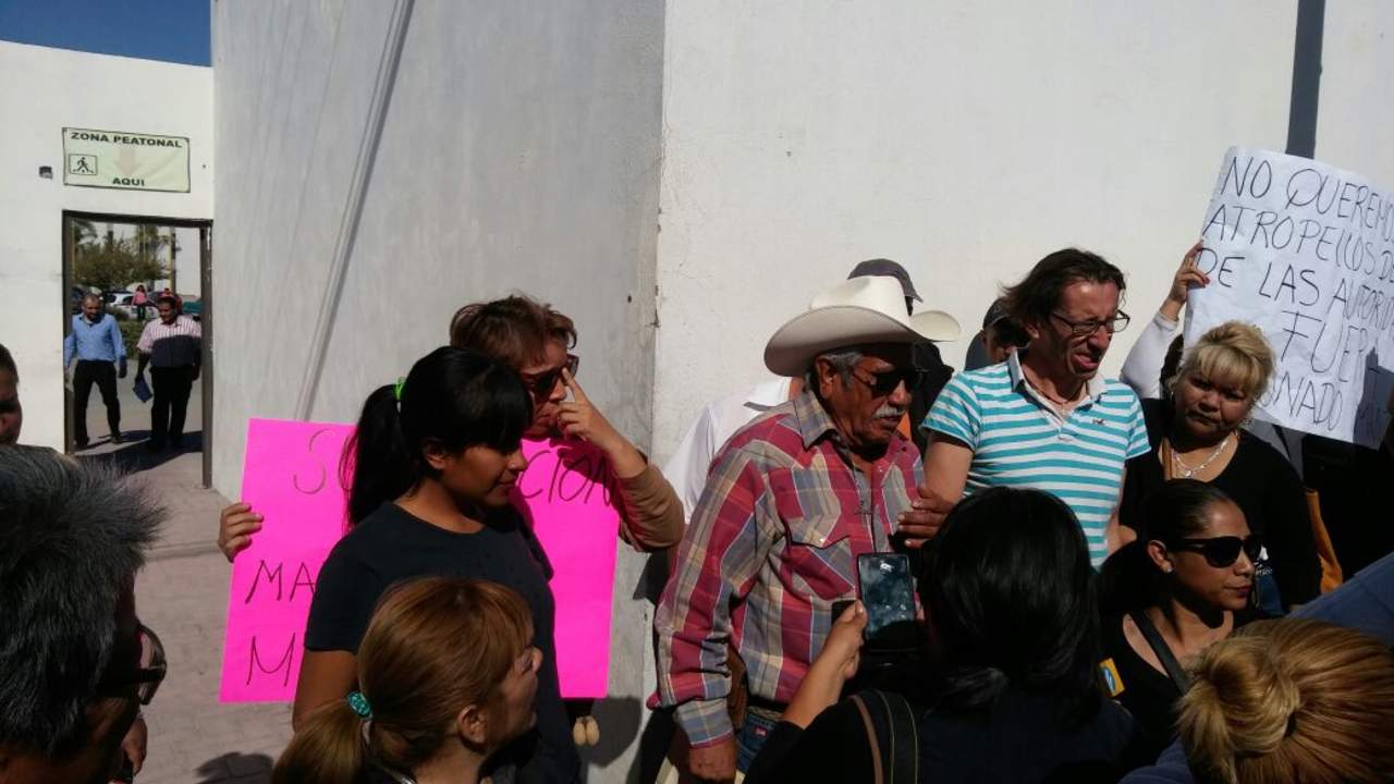 Los manifestantes exigen la liberación de dos de sus integrantes y la destitución del agente del Ministerio Público. (EL SIGLO DE TORREÓN) 