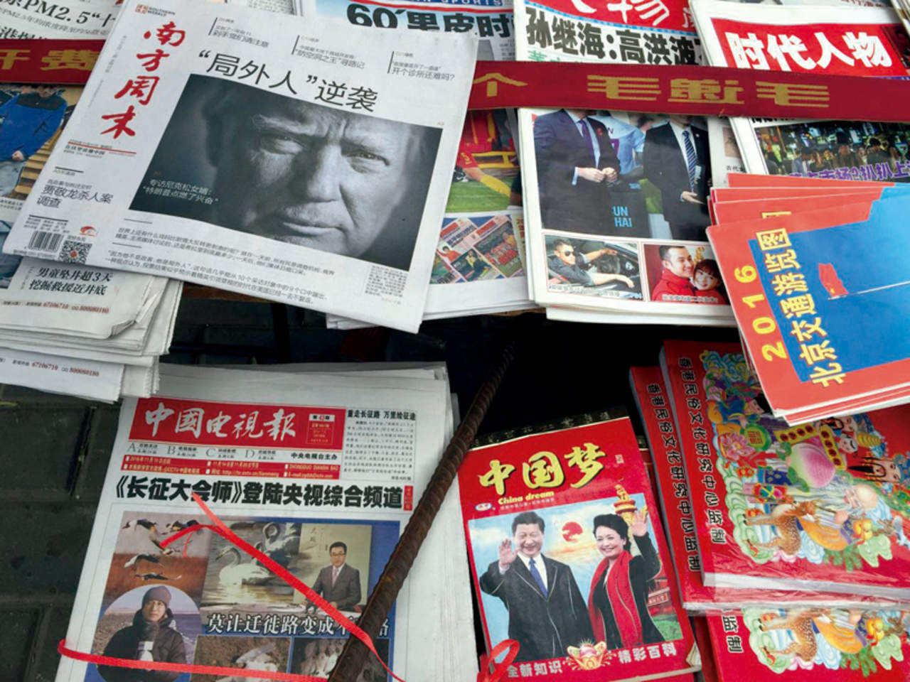 Quiosco que muestra titular de un periódico chino sobre cómo responder al presidente Trump. Foto: AP