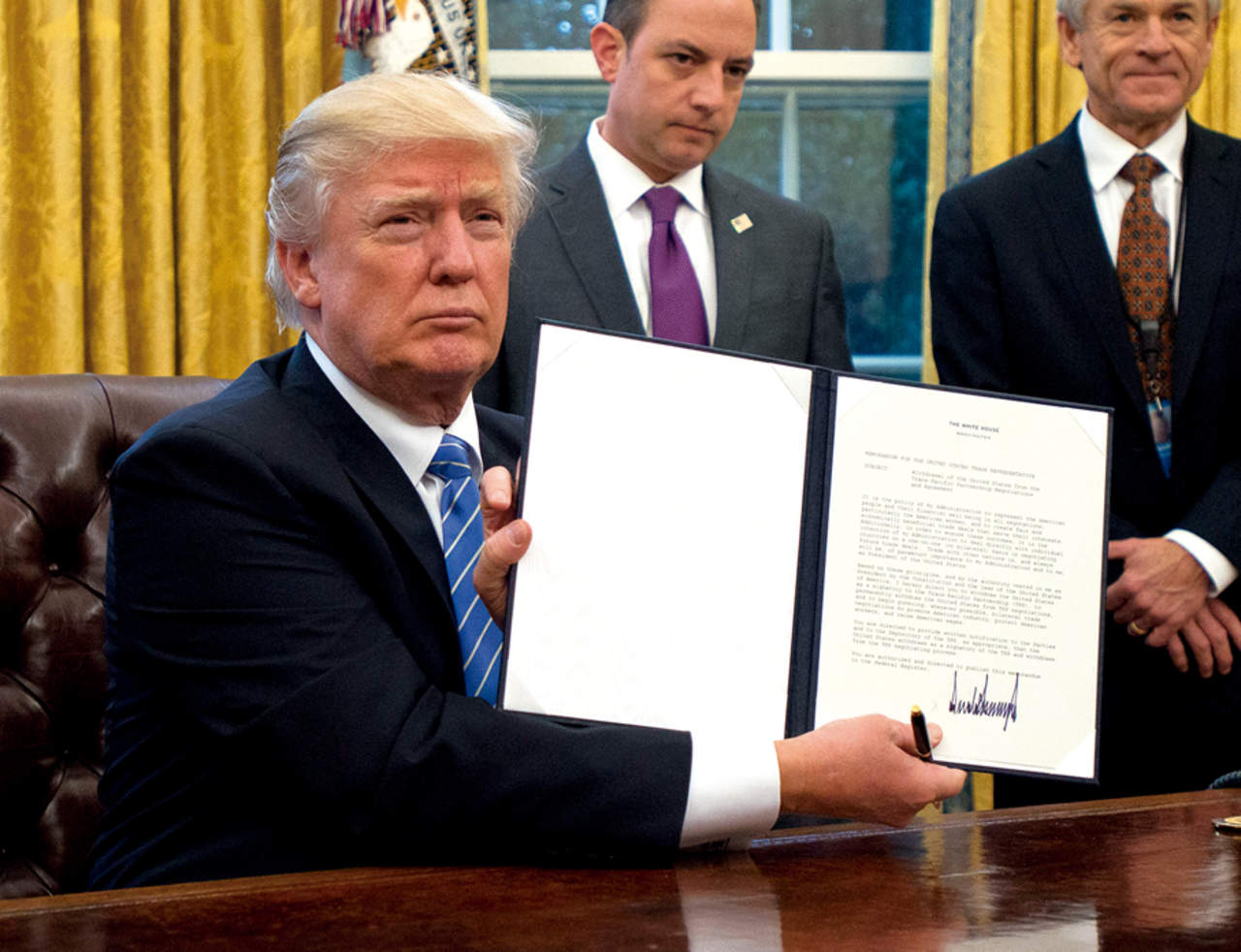 El presidente Donald Trump muestra la orden ejecutiva para sacar a Estados Unidos del acuerdo comercial TPP (Acuerdo de Asociación Transpacífico), el pasado 23 de enero. Foto: EFE/ Ron Sachs