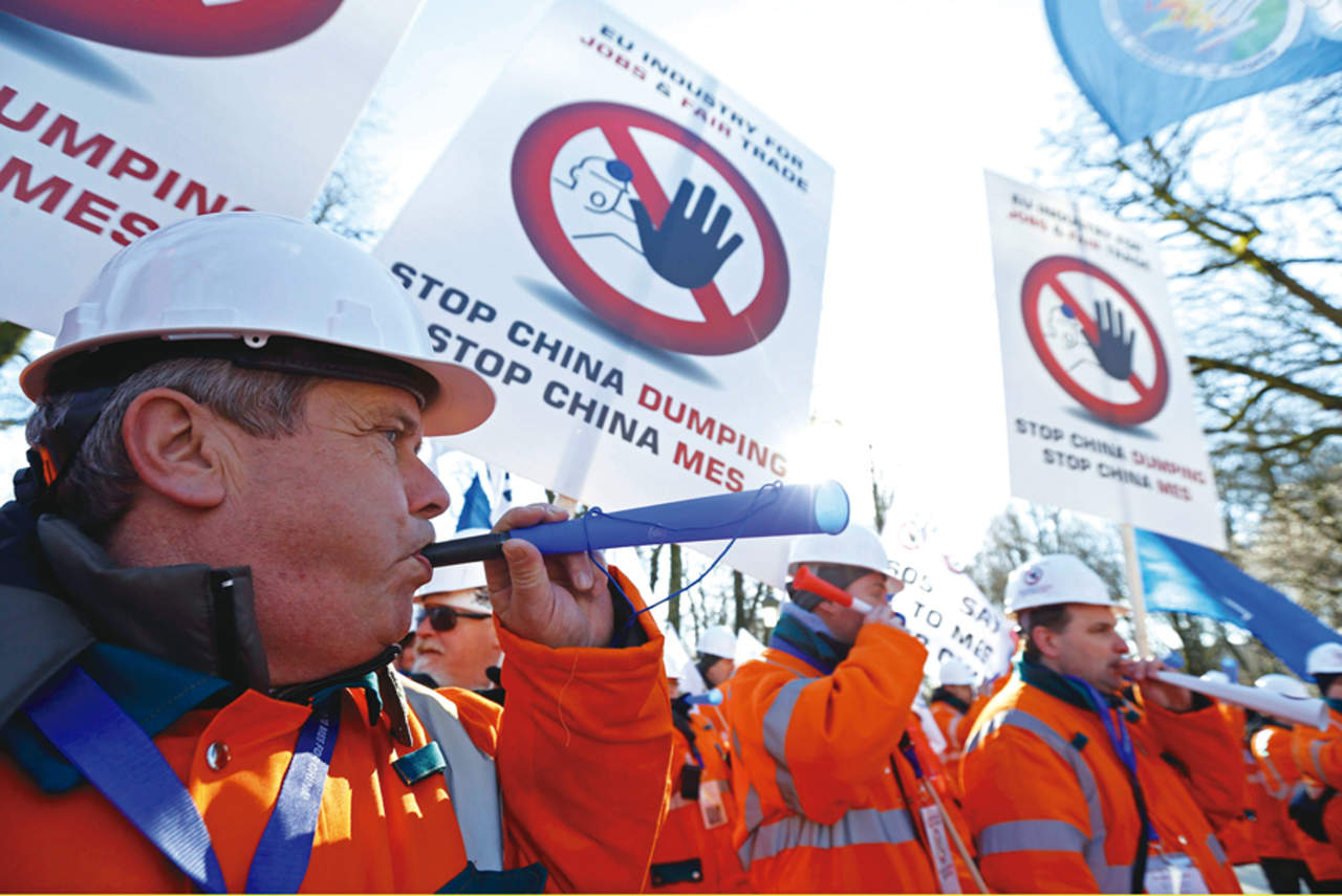 Trabajadores y empresas protestan contra el reconocimiento de China como economía de mercado y reclaman apoyo al comercio justo, al crecimiento y a la creación de empleo en el sector de acero en Europa (2016). Foto: Público España