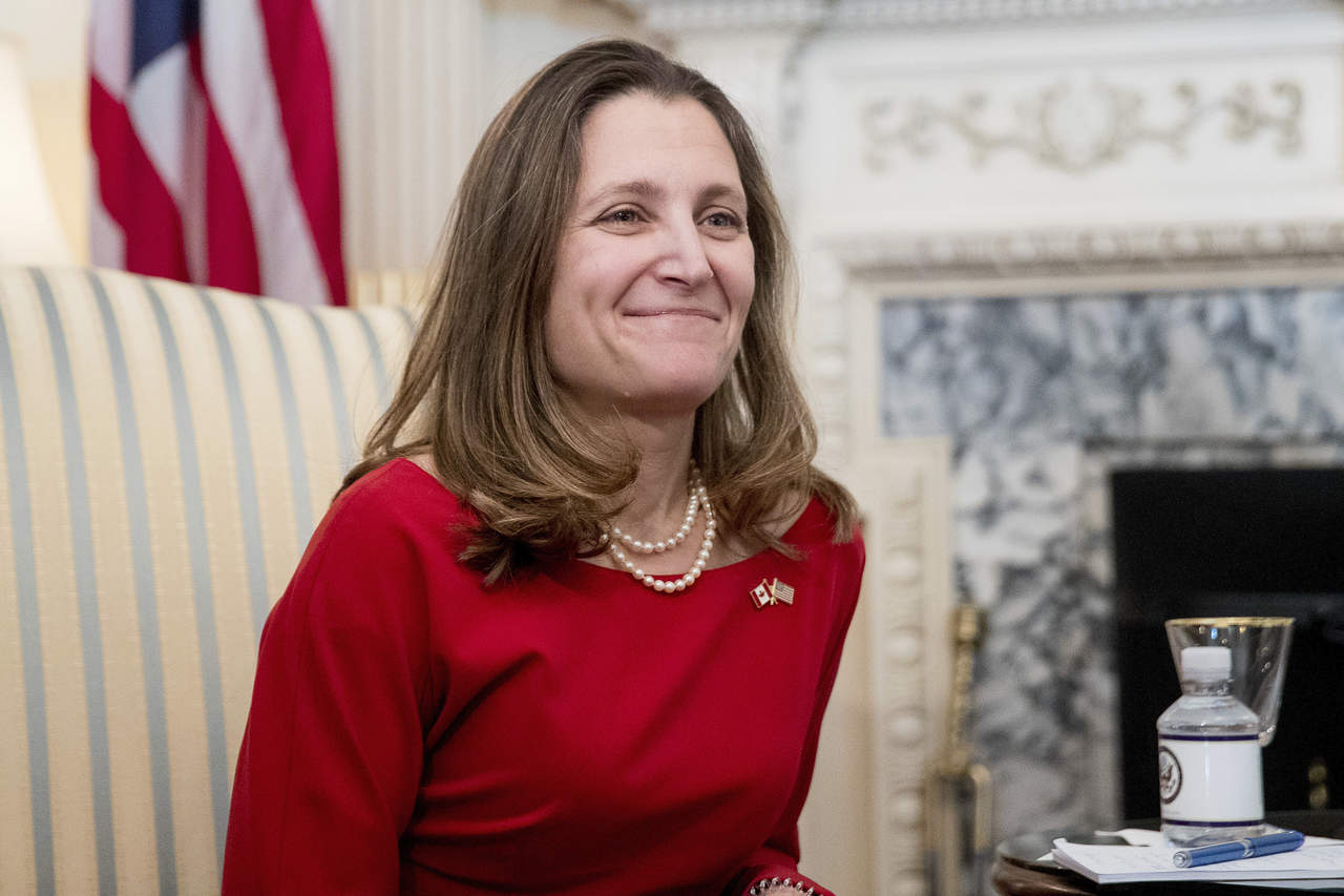 Chrystia Freeland señaló desde Washington que su gobierno se opone enérgicamente a cualquier posible nuevo arancel y que respondería ante tal situación. (ARCHIVO)