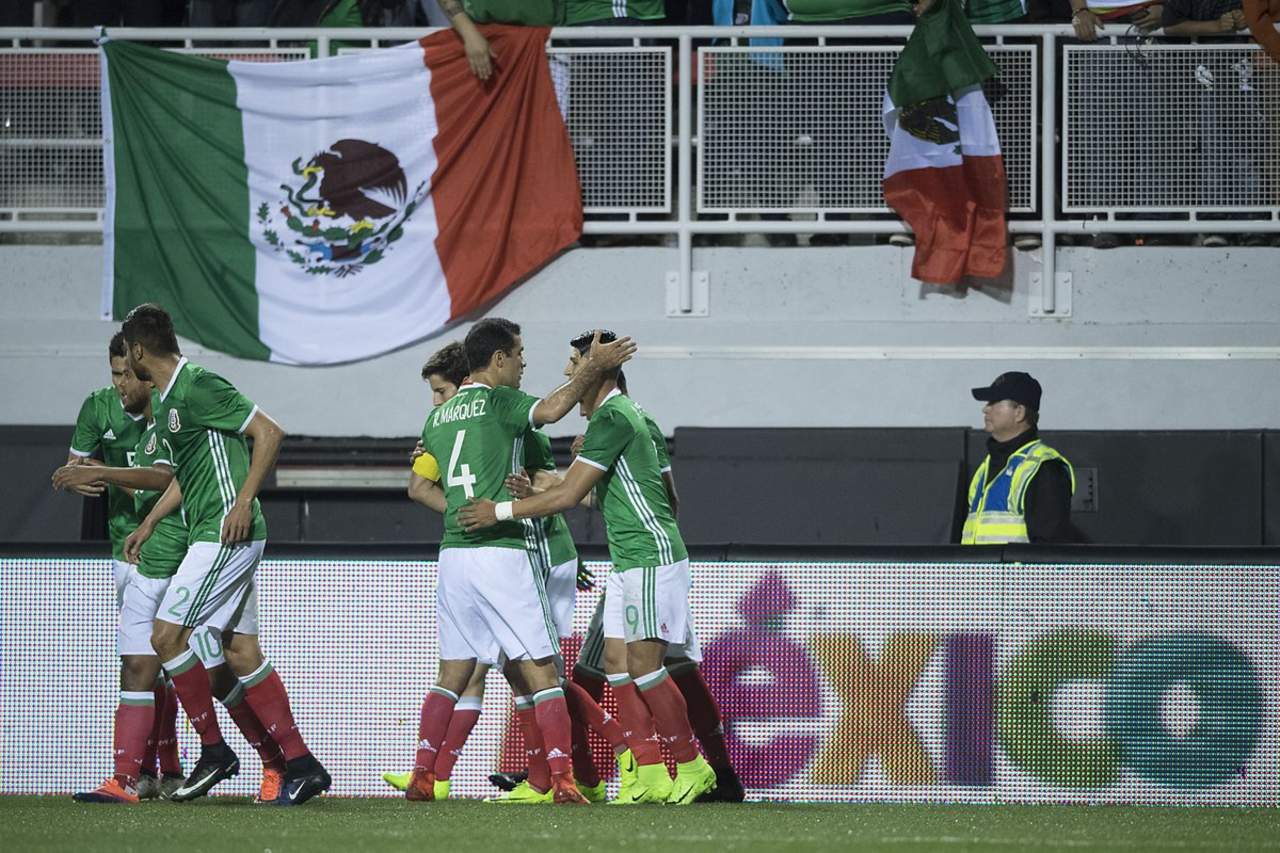 Alan Pulido metió el primer gol de México al minuto 20 con un remate que no pudo contener el guardameta islandés, Shram. (TWITTER)