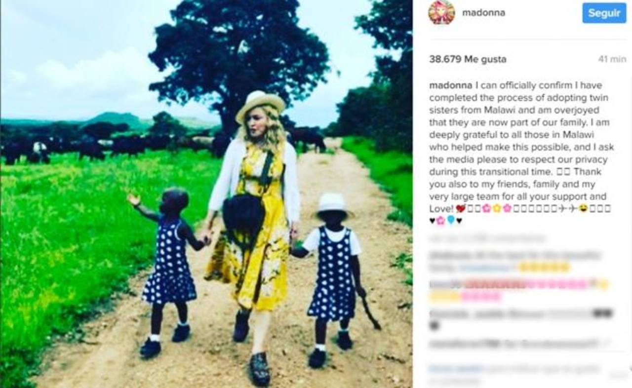 En Malawi. En la instantánea que Madonna publicó en Instagram, se le ve tomando de la mano a las niñas, con quienes camina. (ESPECIAL)