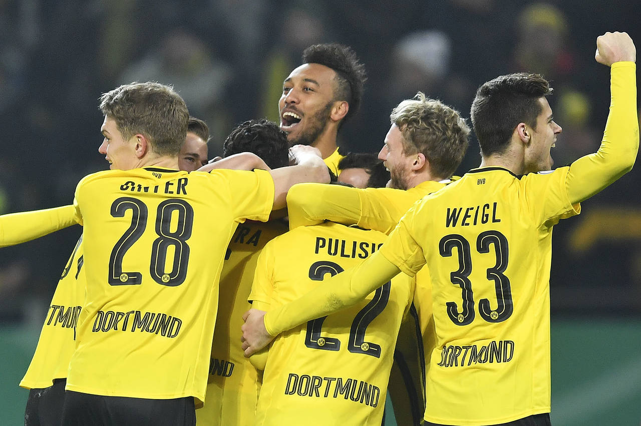 Borussia Dortmund sufrió para conseguir su pase a los cuartos de final de la Copa tras vencer en penales al Hertha Berlin. (AP)