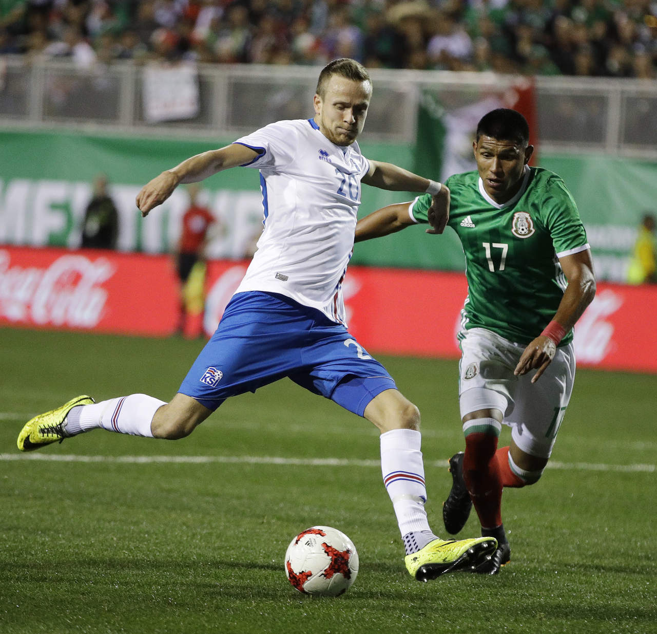 Inofensivo se vio el ataque de la selección de Islandia, ya que no dispararon a portería en todo el encuentro. (AP)