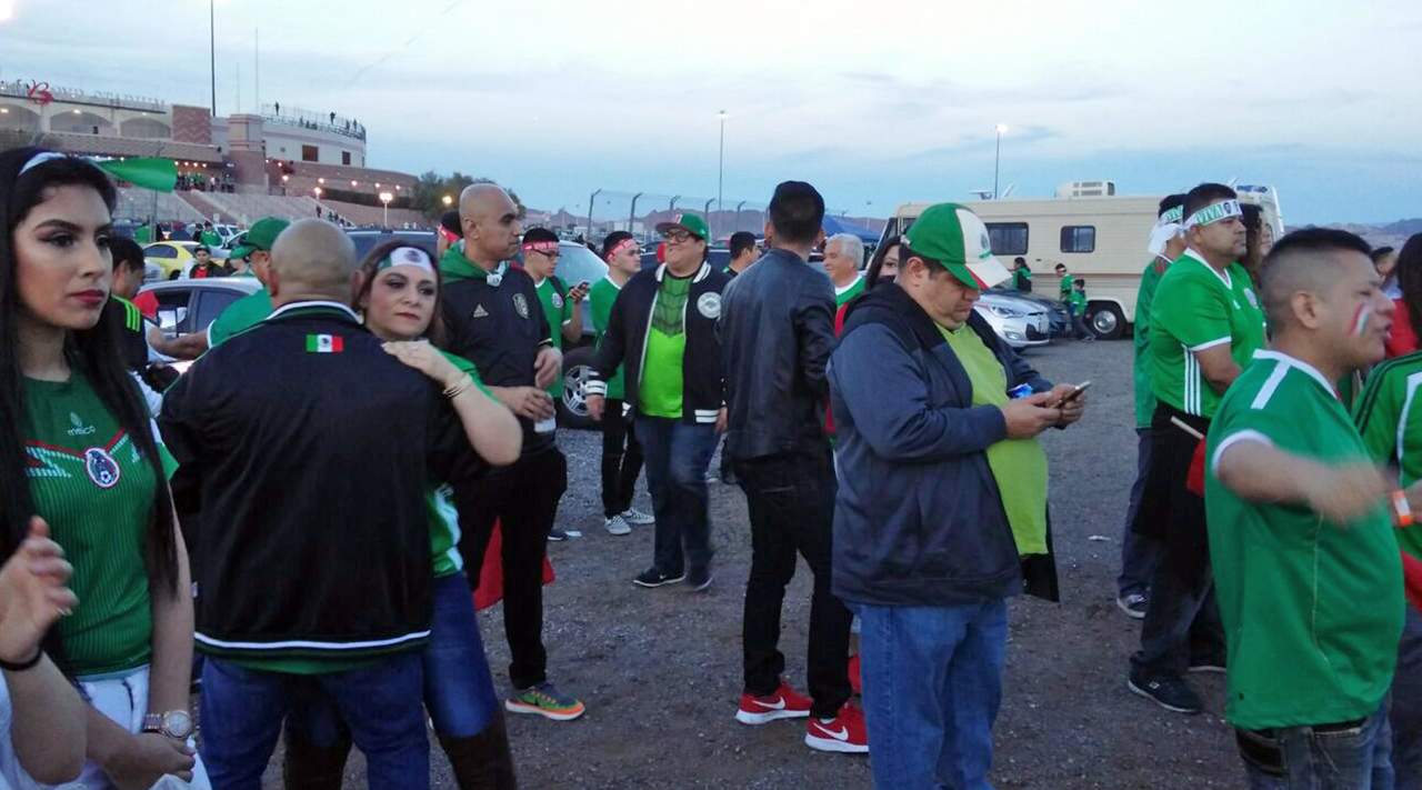 Gran cantidad de paisanos se dieron cita en Las Vegas para ver el juego, logrando un récord de asistencia para un duelo de futbol. (El Universal)