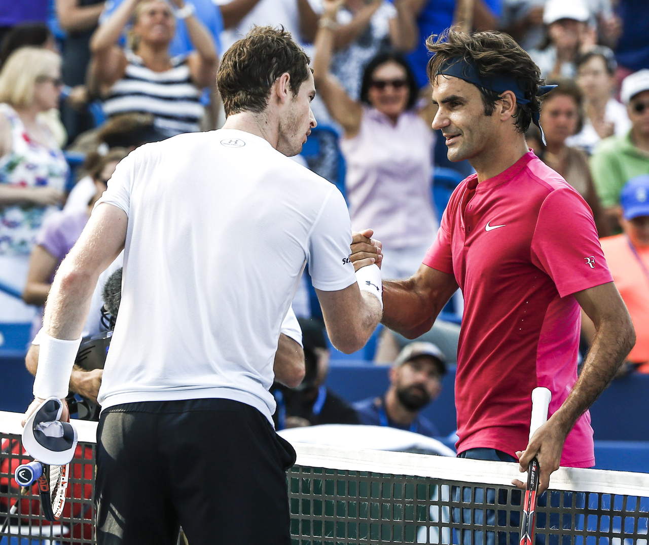 El tenista helvético, ganador de 18 títulos de Grand Slam y triunfador en el último Abierto de Australia, aceptó la invitación de Murray, número uno del mundo, para jugar el que será el primer partido de Federer en Escocia.
