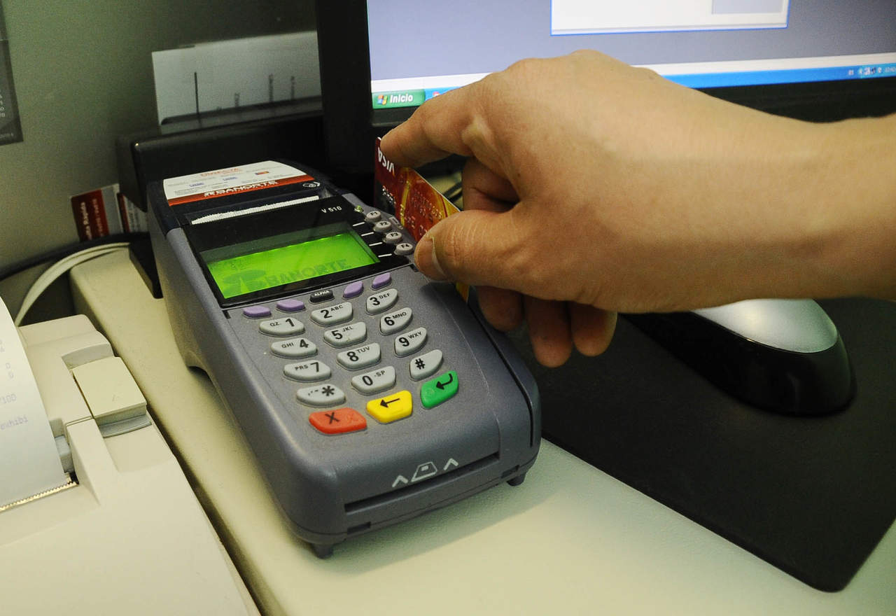 El ajuste se refleja de inmediato en el costo de productos como las tarjetas de crédito. (ARCHIVO)
