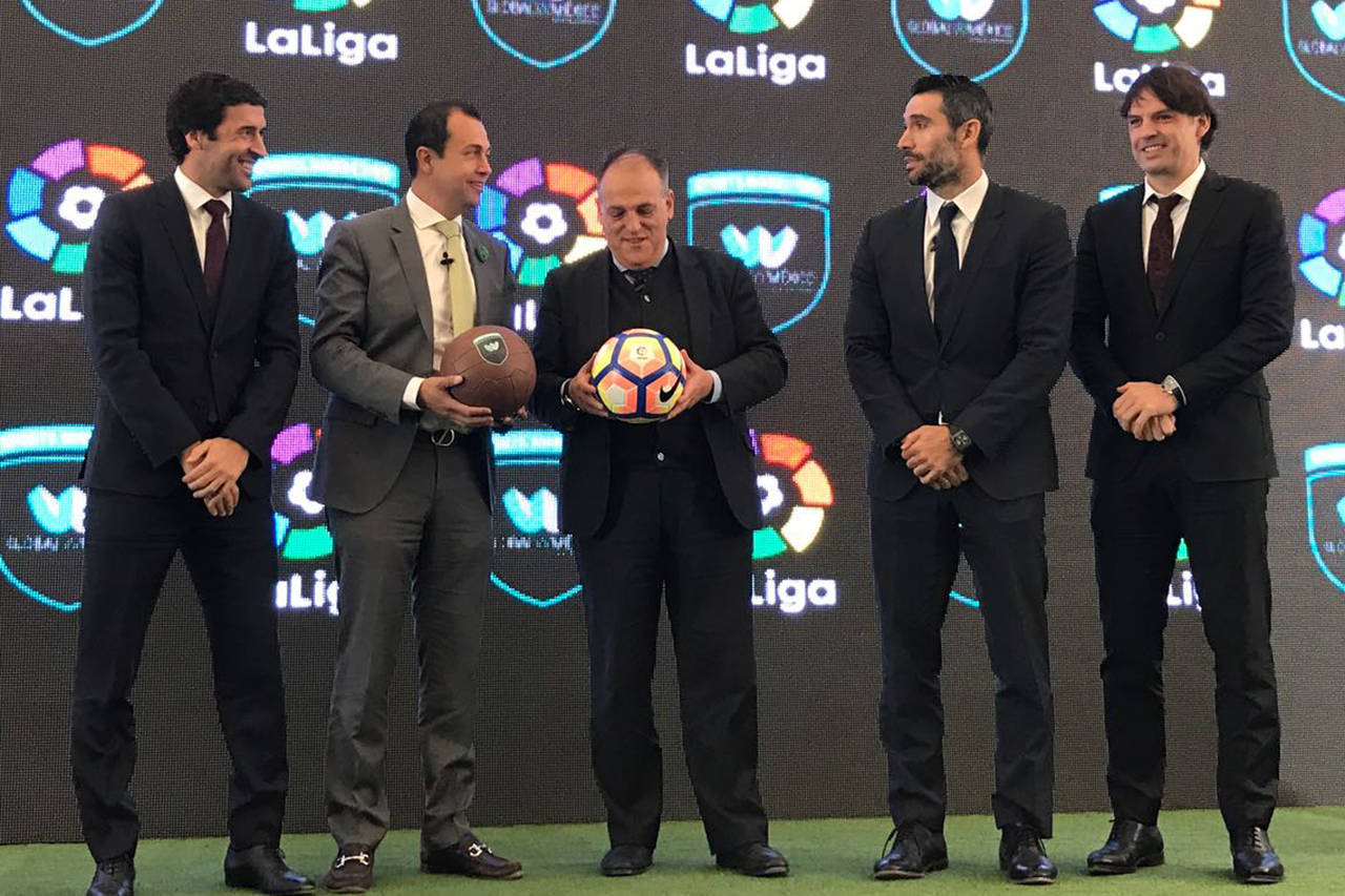 Se contó con la presencia del presidente de La Liga Javier Tebas y de exjugadores de renombre de la liga española, entre ellos Raúl González, Fernando Morientes y Fernando Sanz. (Agencias)