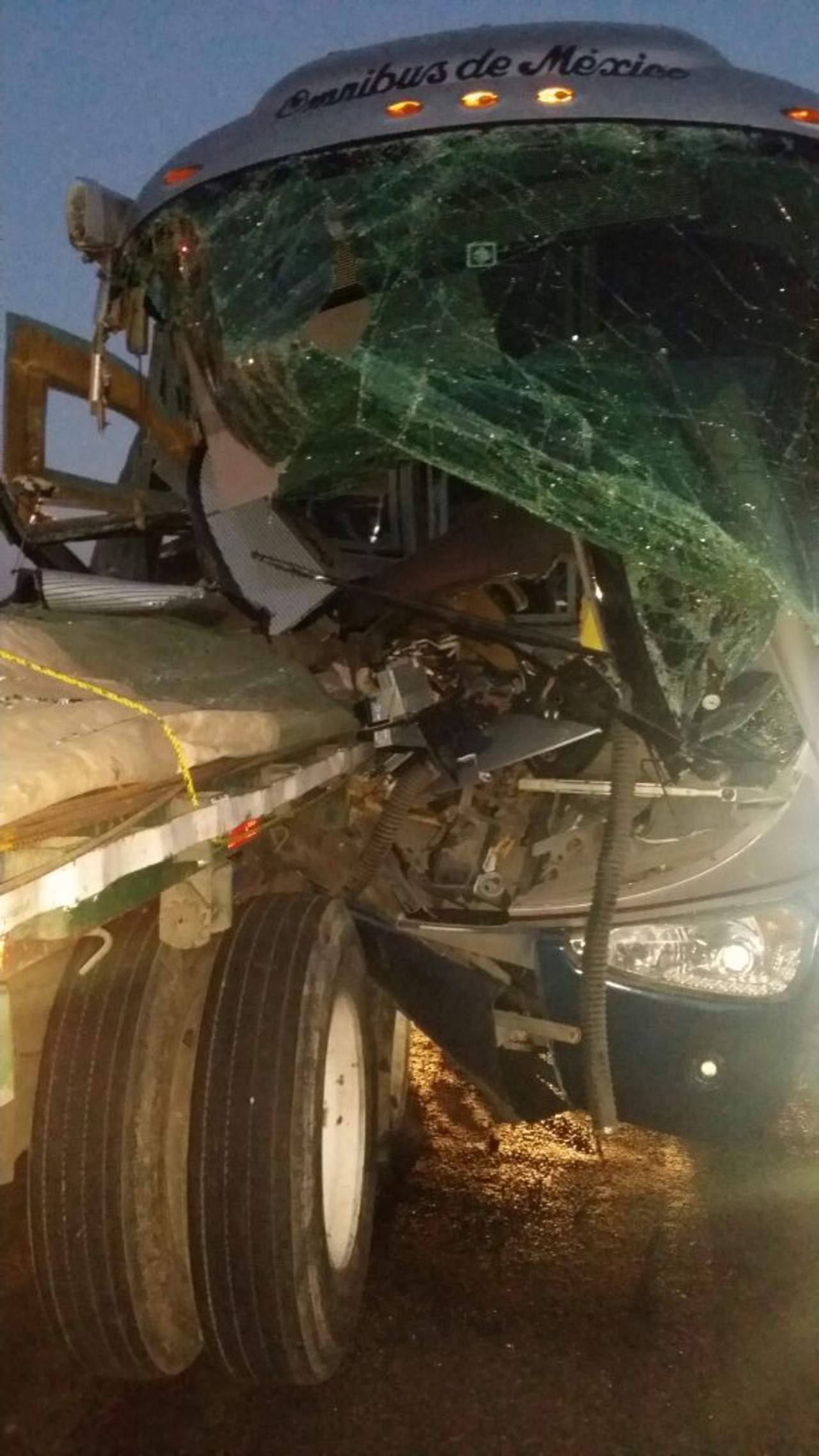 En el choque participaron un camión Ómnibus de México que tenía como destino Zacatecas, el cual se impactó por alcance contra la parte posterior de un tráiler que transportaba varillas. (EL SIGLO DE TORREÓN)