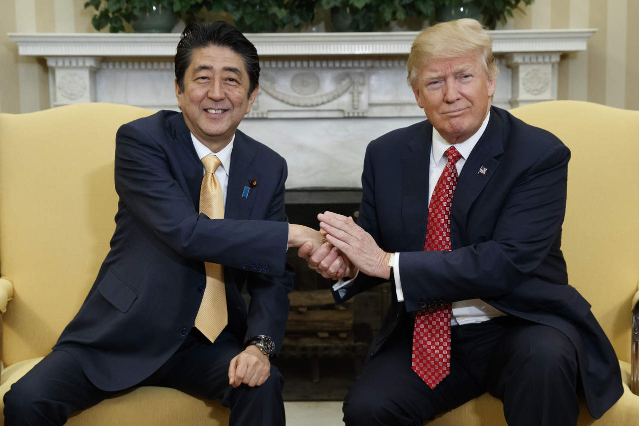 'Estamos comprometidos con la seguridad de Japón y de todas las áreas bajo su control administrativo', dijo Trump en una conferencia de prensa junto al primer ministro japonés, Shinzo Abe. (AGENCIA)