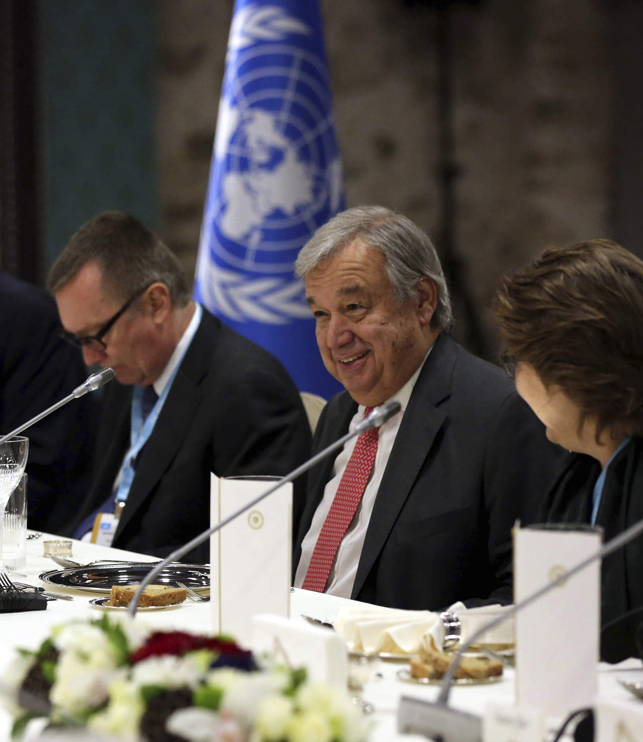 Guterres, exdirector de la Agencia de las Naciones Unidas para los Refugiados, habló en una conferencia de prensa conjunta en Estambul con el primer ministro turco Binali Yildrim. (AP)