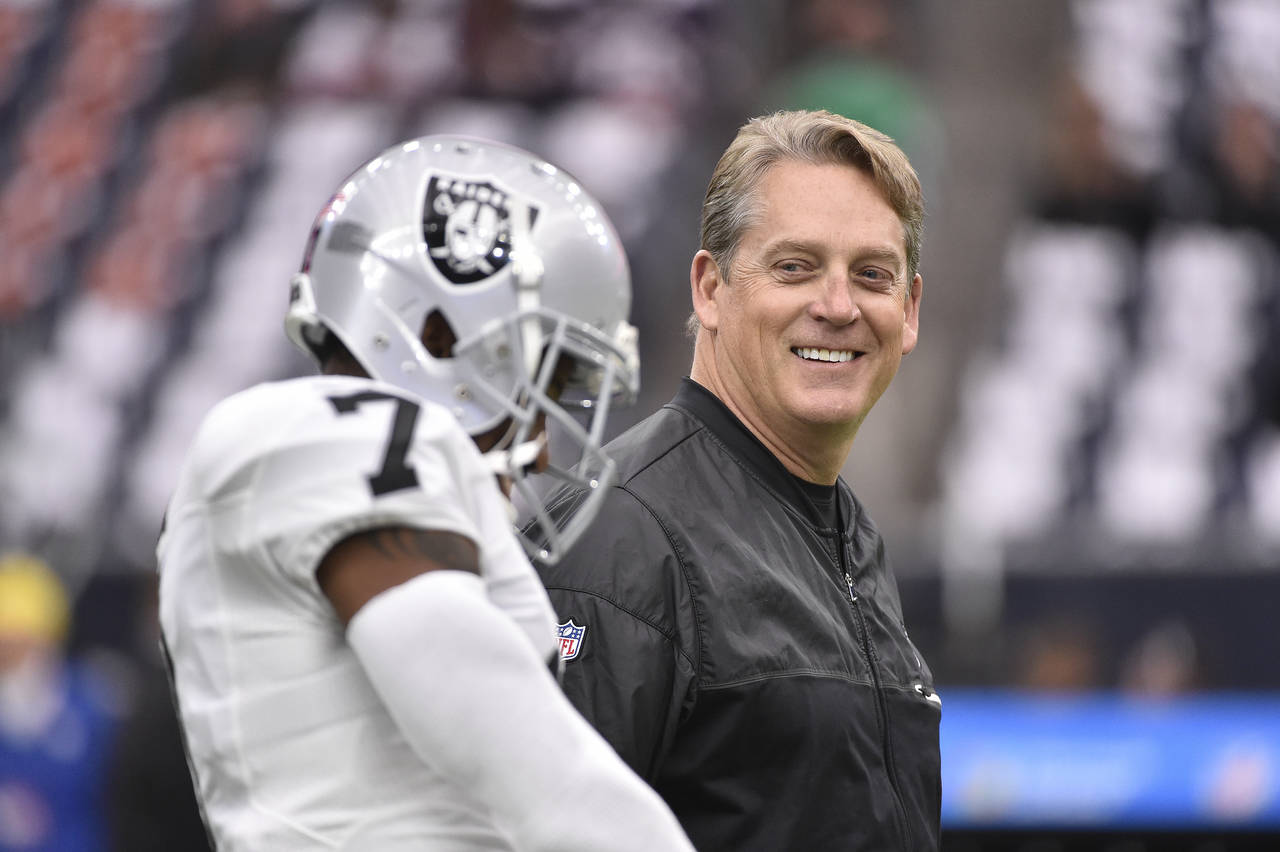 Jack Del Río (d) firmó una extensión de cuatro años con Raiders. (Notimex)   