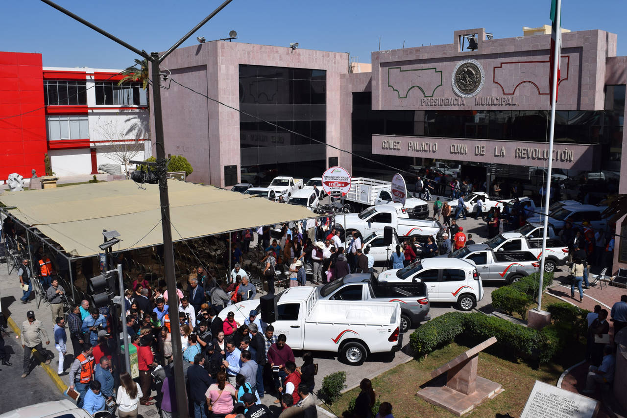 Entrega. Se desarrolló en un acto público ayer, en la explanada de la presidencia. (EL SIGLO DE TORREÓN)