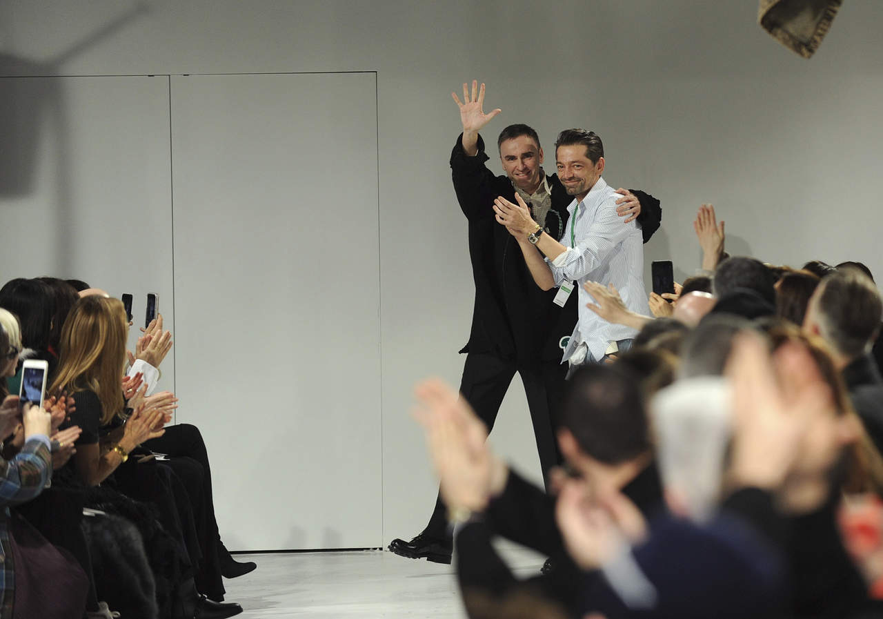 Raf Simons (izquierda) diseñador en jefe, y Pieter Mulier, director
creativo, saludan a la audiencia después de presentar
su colección durante la Semana de la Moda de Nueva York.

