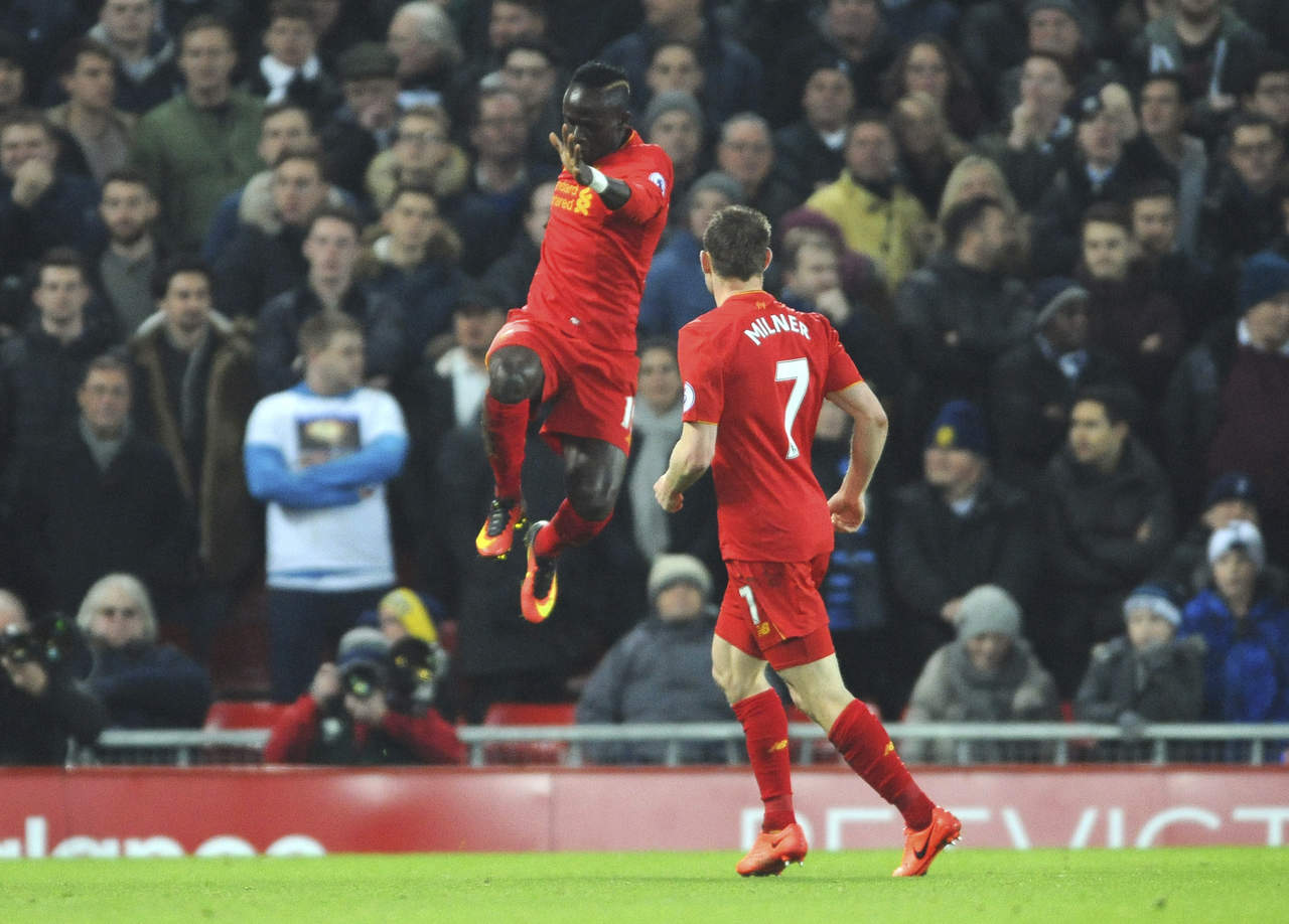Liverpool venció 2-0 al Tottenham y se colocó en el cuarto lugar de la Premier. (AP)