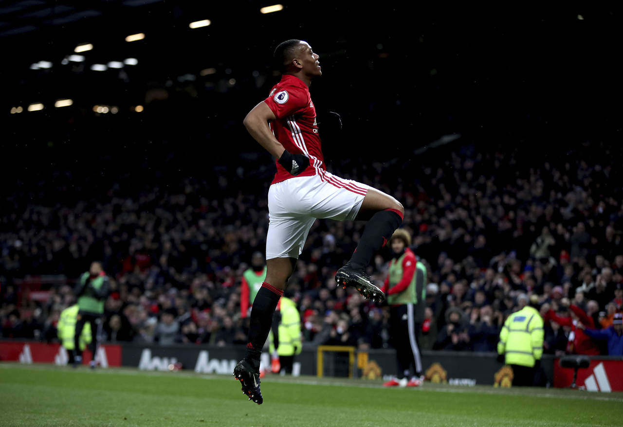 Anthony Martial celebra luego de anotar su gol en la victoria del Manchester United. (AP)