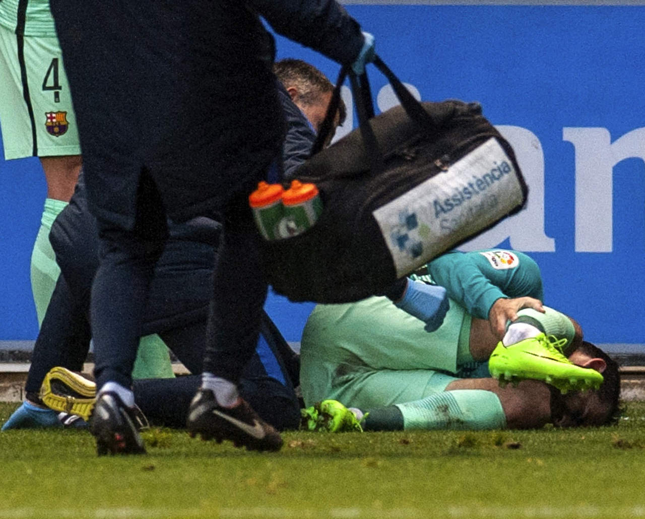 Aleix Vidal sufrió una aparatosa lesión en el duelo de hoy ante el Alavés. (EFE)