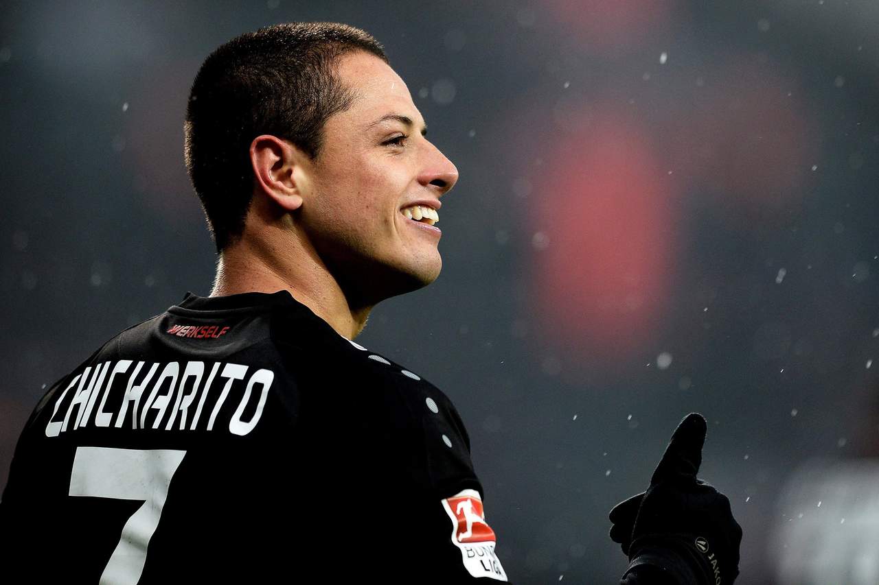 Javier Hernández anotó dos goles en la victoria del Bayer 3-0 sobre Eintracht Frankfurt. (EFE)