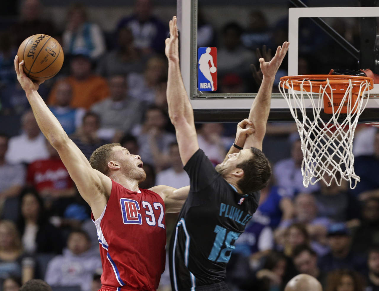 Blake Griffin anotó 20 puntos y bajó 20 rebotes en la victoria de Clippers sobre Hornets. (AP)