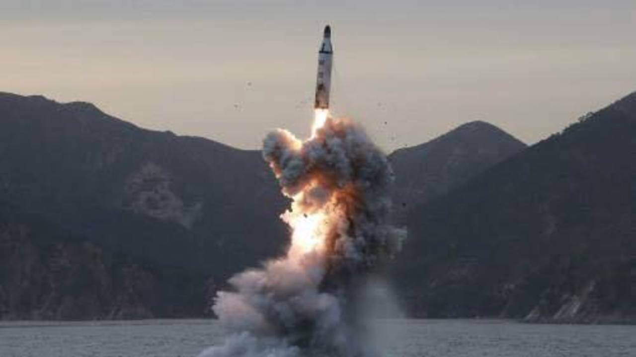 Prueba. Corea del Norte lanzó un misil balístico la mañana de ayer domingo.