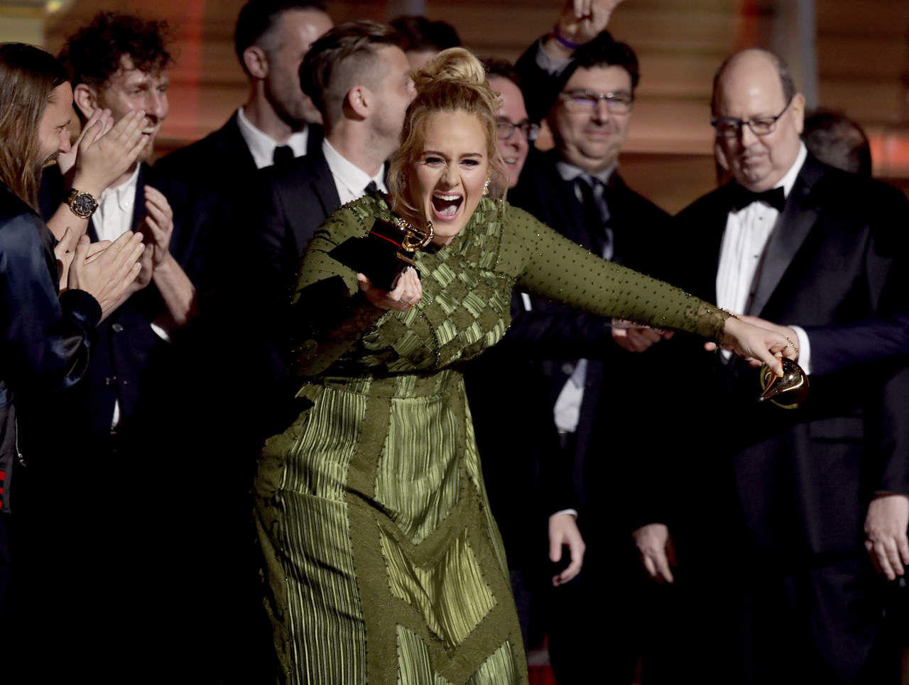 Adele se llevó los tres premios principales: Grabación del Año, Canción del Año y Álbum del Año. (AP)