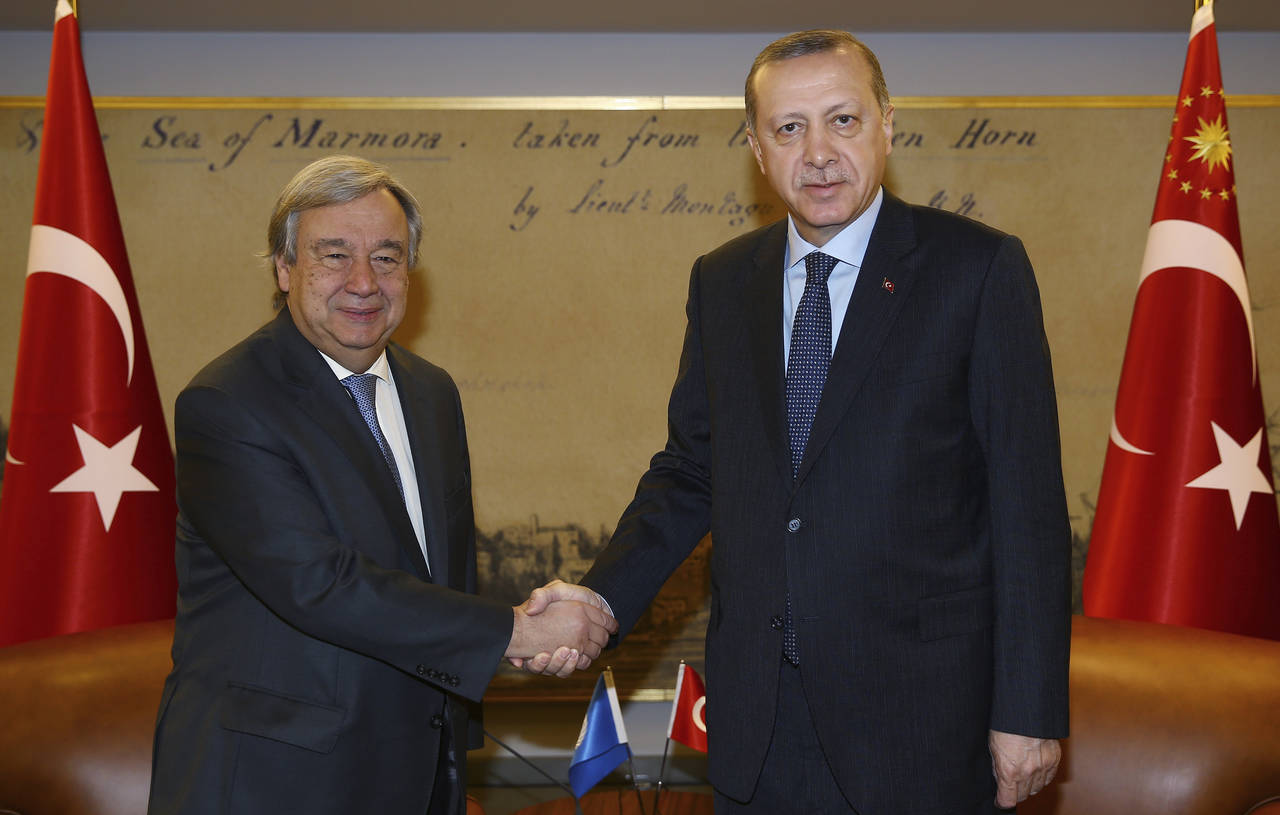 Visita. António Guterres estrecha la mano del presidente turco Recep Tayyip Erdogan, con quien charló.