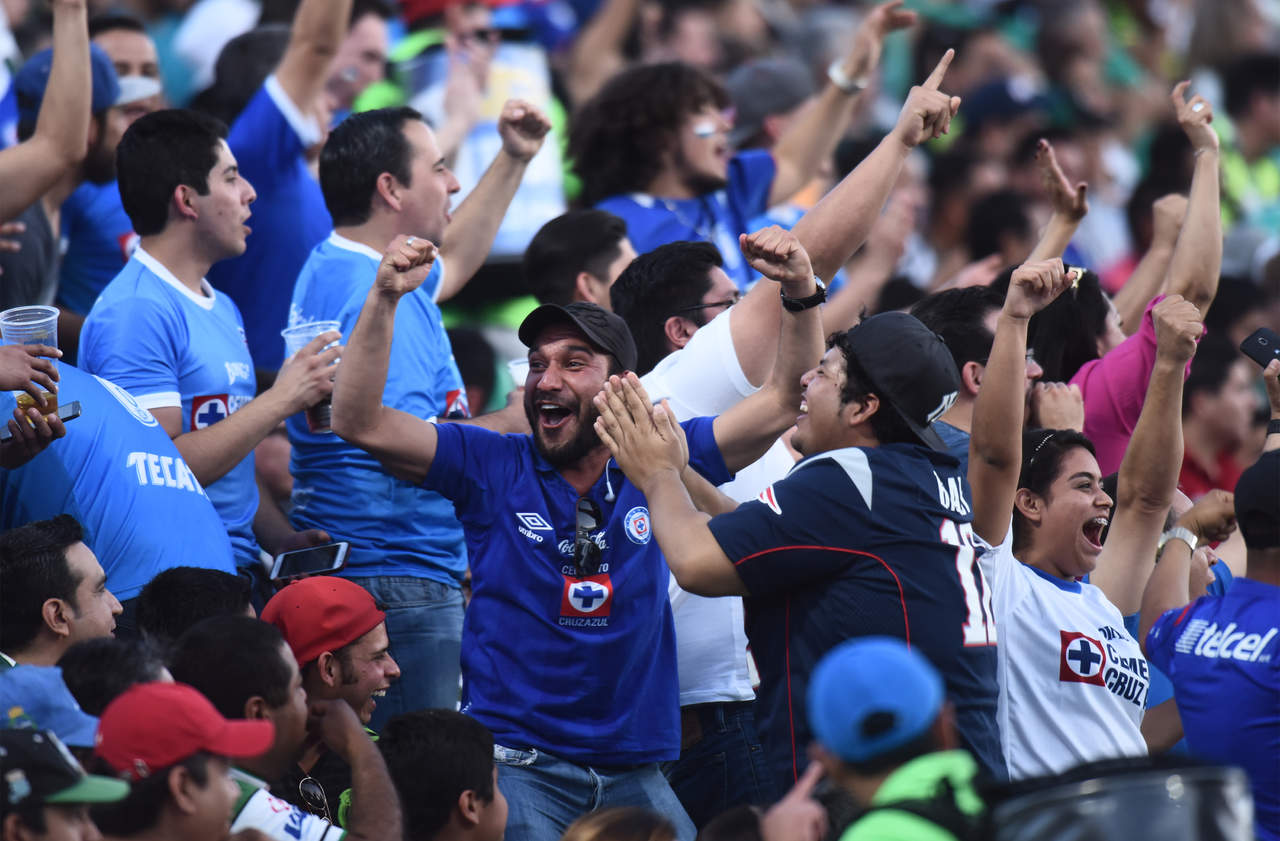 Muchos aficionados del Cruz Azul se dieron cita en el estadio Corona para
apoyar a su equipo. (JESÚS GALINDO) 
