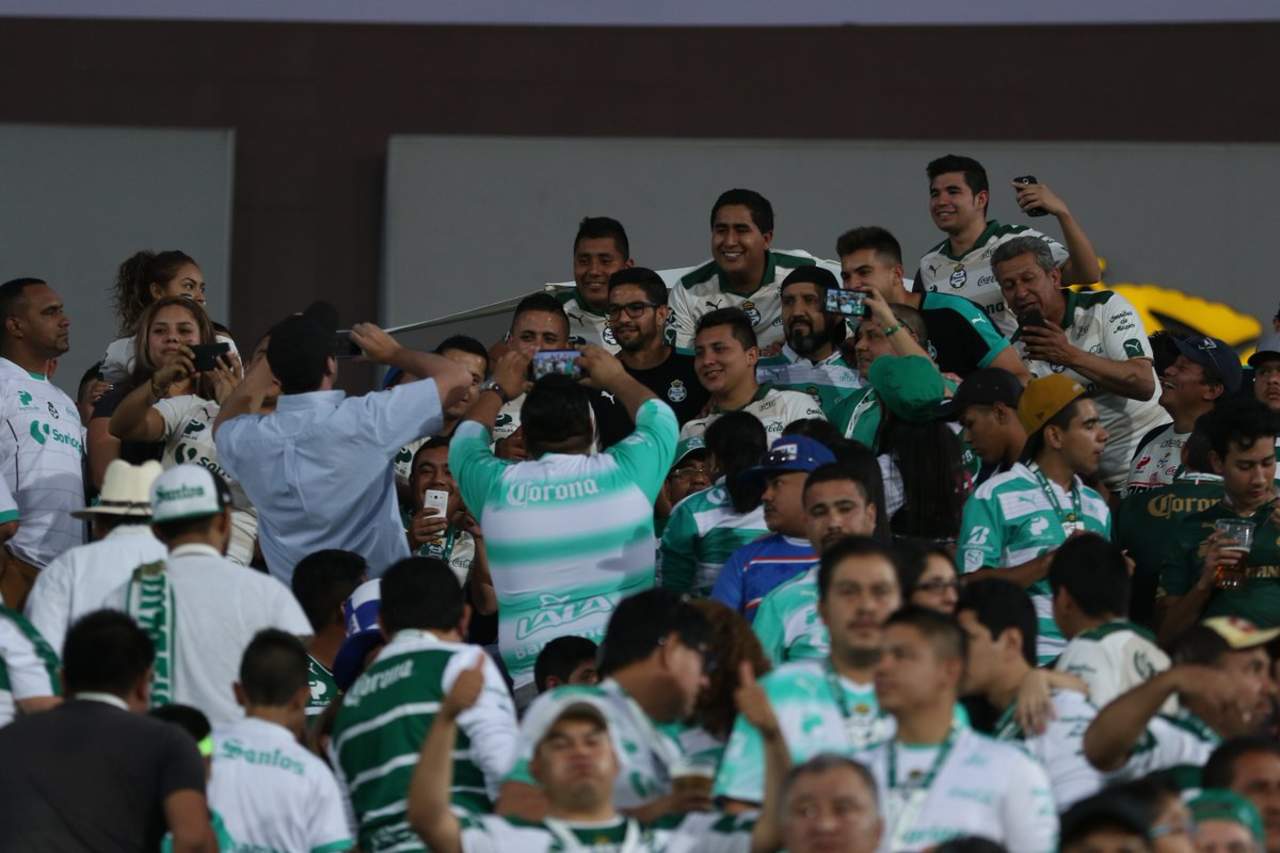 Julio González y Diego de Buen, observaron el juego en la tribuna con los aficionados albiverdes. (JESÚS GALINDO) 