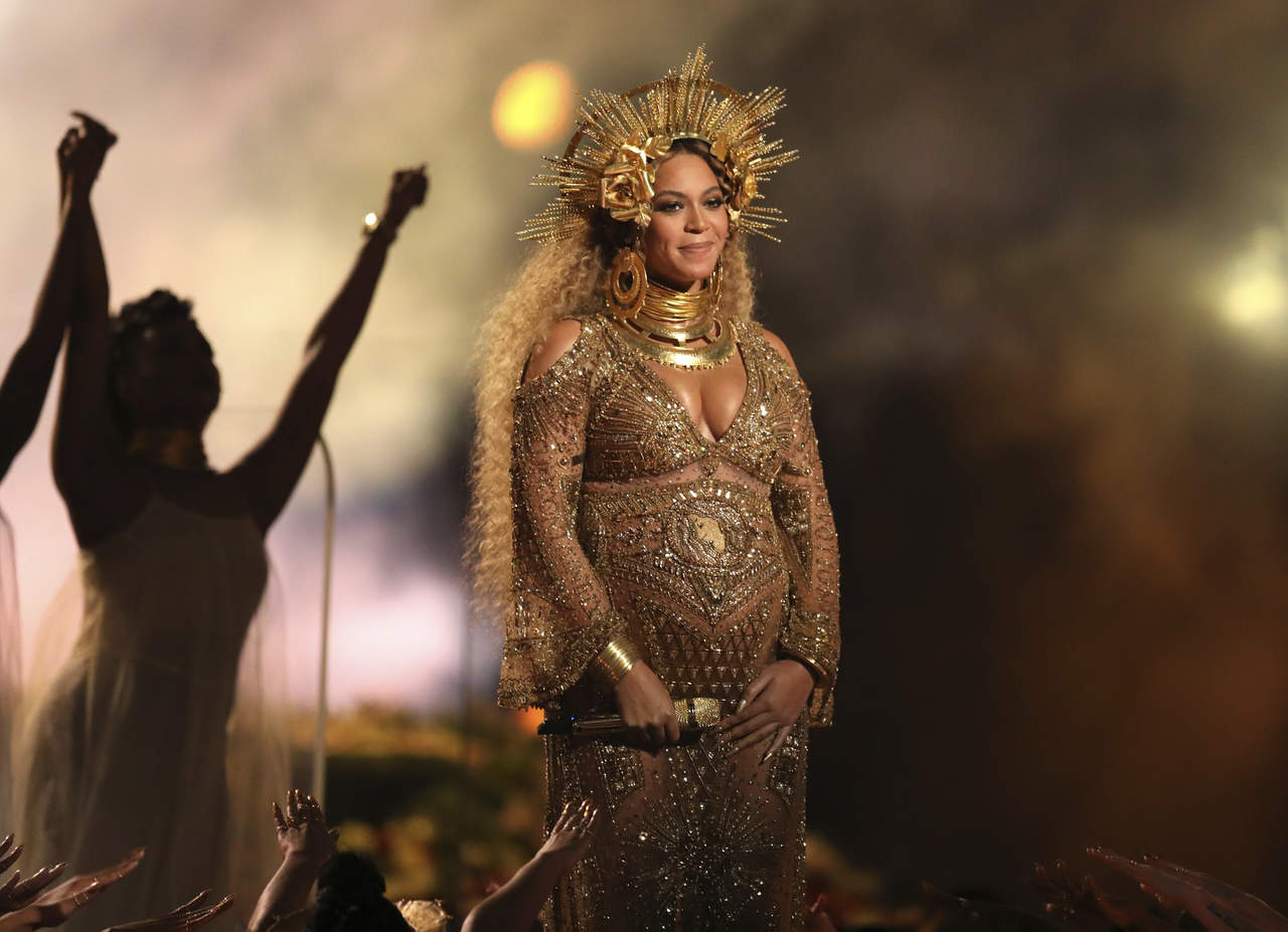 Se luce. Beyoncé mostró su embarazo al cantar en los Grammy. 