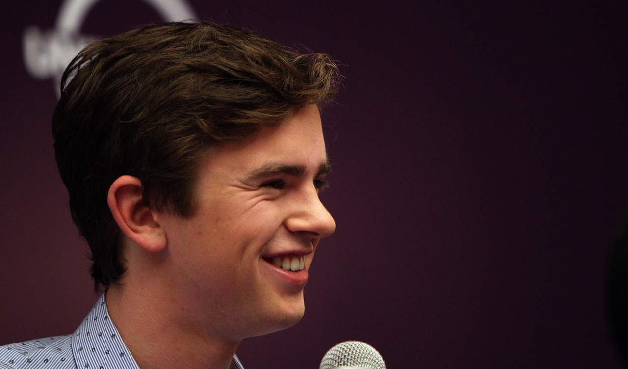 El actor británico Freddie Highmore, quien se dio a conocer por sus actuaciones en Descubriendo el país de Nunca Jamás, August Rush y Las crónicas de Spiderwick, festeja este martes su cumpleaños 25. (ARCHIVO)