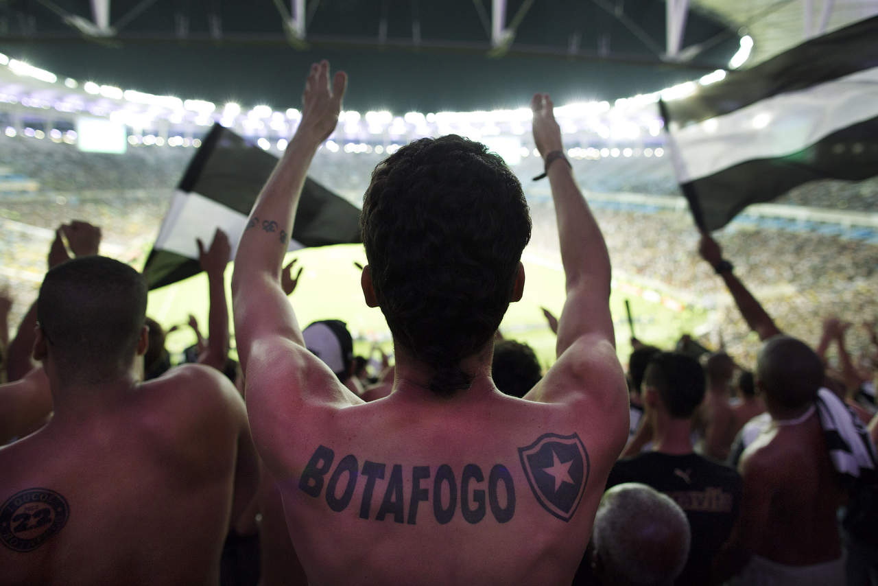 El joven recibió un disparo en el pecho el domingo, cuando hinchas rivales se enfrentaron antes de un partido entre Botafogo y Flamengo, otro club de Río. (Archivo)