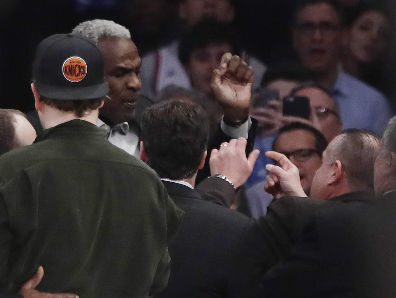 Charles Oakley fue sacado de la arena de los Knicks en un partido de la semana pasada. (AP)