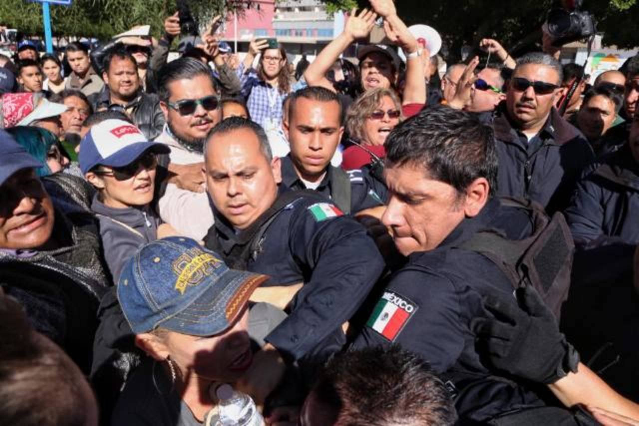 Sin medida. Policías de Mexicali detuvieron con excesivo uso de la fuerza a los manifestantes.