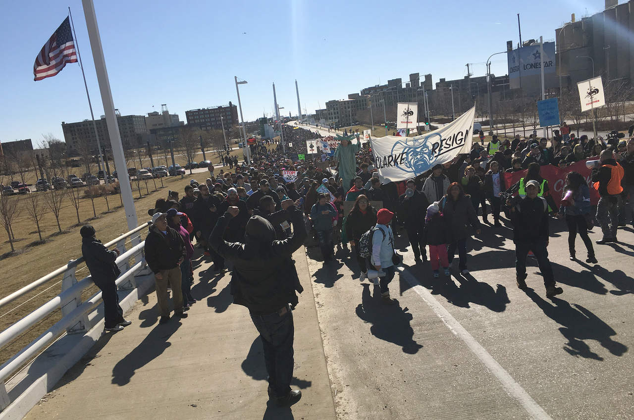 Orgullo. Miles de personas marcharon desde una zona predominantemente hispana hasta el palacio de justicia ubicado en el centro de Milwaukee.