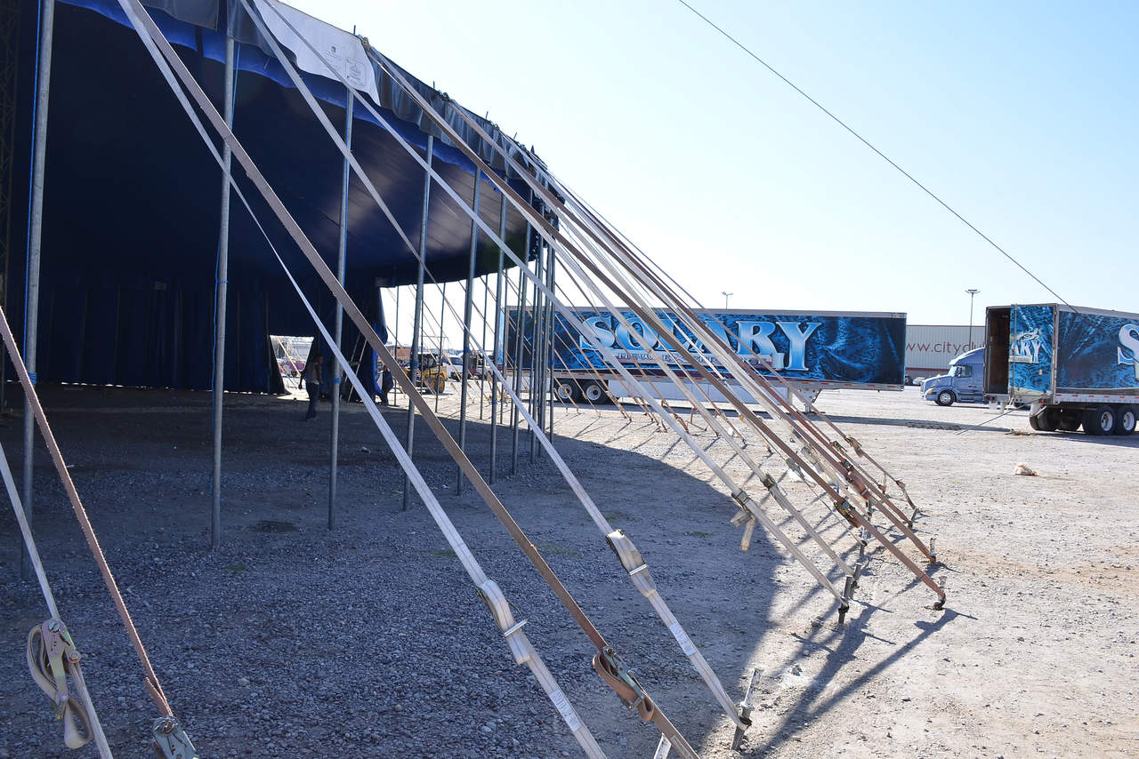En Torreón inició el desmantelamiento del circo. (FERNANDO COMPEÁN)