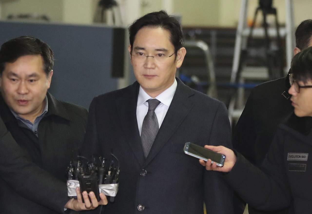 Además de un delito de soborno, la fiscalía acusa al máximo responsable de Samsung de malversación y perjurio. (ARCHIVO)