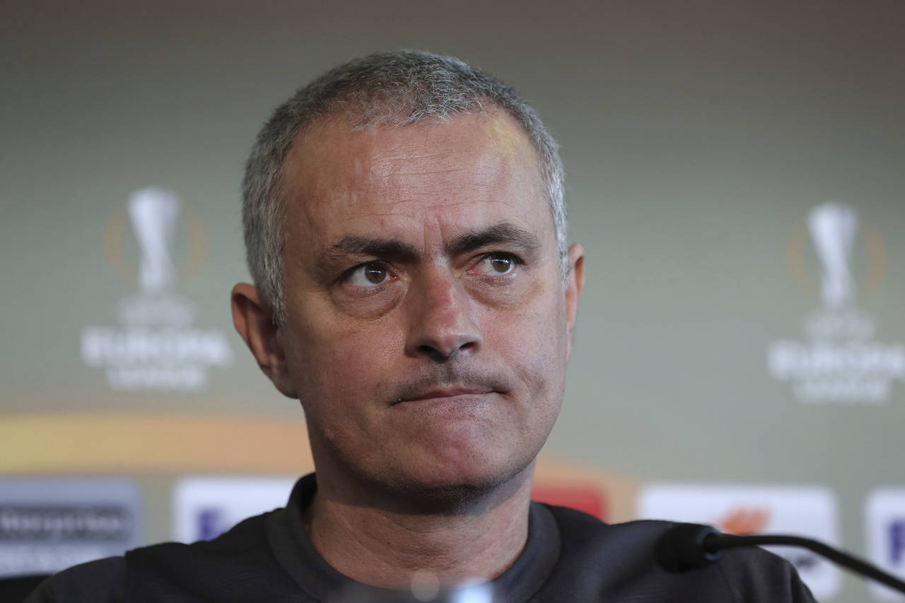 José Mourinho, está consciente de que si Manchester United sigue avanzado en los torneos, tendrá un calendario muy complicado. (AP)