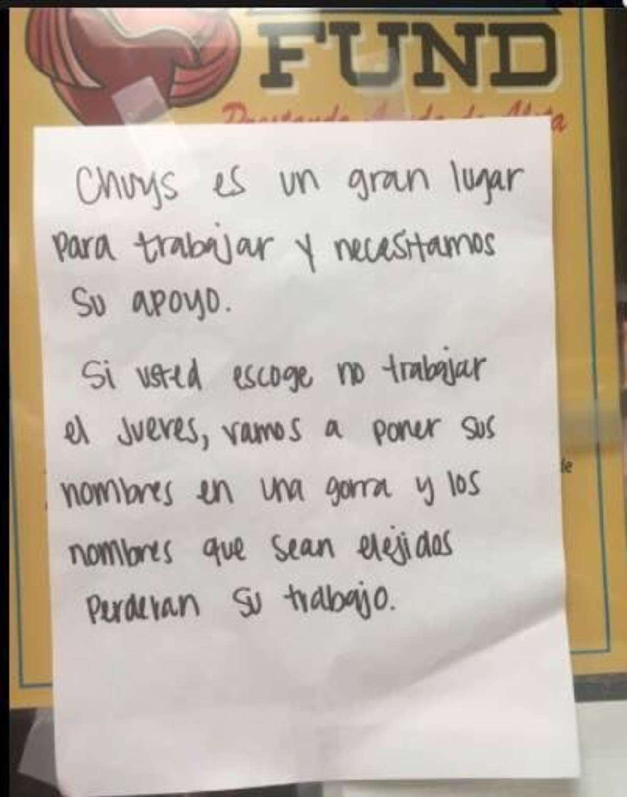 La foto de la nota fue publicada en Twitter por el usuario @manvsparty, pero no está claro quién la escribió y la pegó en el área de empleados del restaurante. (TWITTER) 