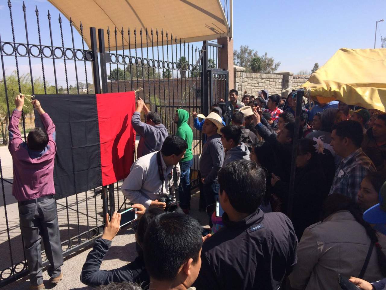 Este día, una bandera rojinegra fue colocada en los accesos principales de la universidad, impidiendo el paso a estudiantes y administrativos. (EL SIGLO DE TORREÓN)