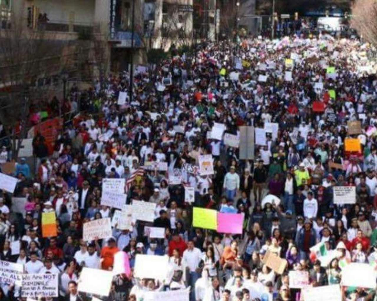 La manifestación que congregó a más de 11 mil personas -según asistentes- partió del Marshall Park, para recorrer las calles del centro de Charlotte y regresar al mismo sito. (ESPECIAL)