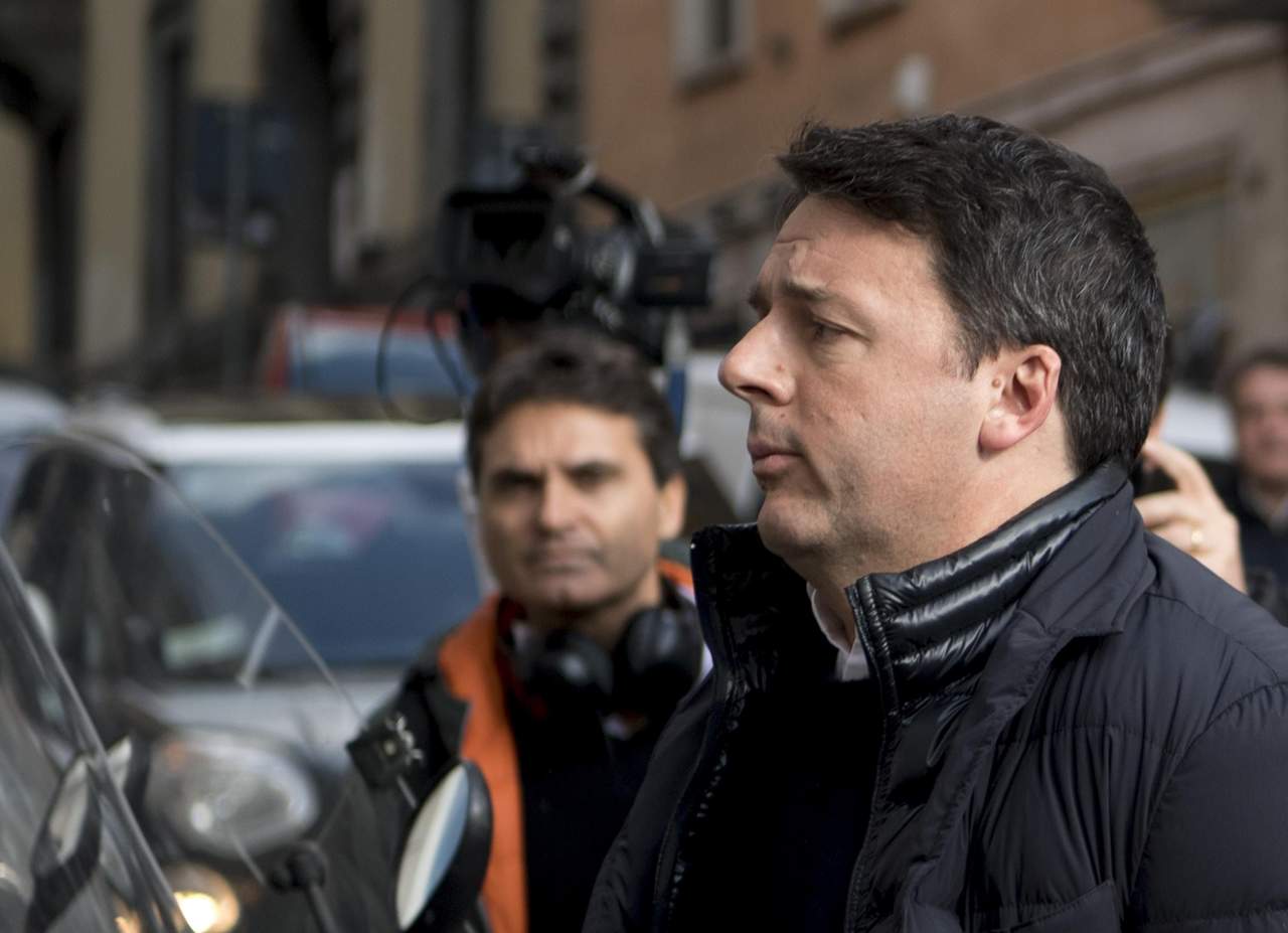 Renzi padre fue inscrito en el registro de indagados por “tráfico de influencias ilícitas” en relación a sus vínculos con el empresario Alfredo Romeo, acusado de haber pagado sobornos para obtener concesiones de obras públicas. (ARCHIVO)