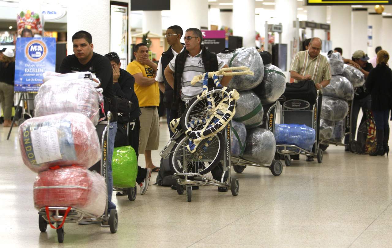 Según datos del Servicio de Inmigración y Aduanas de EU, ese país repatrió este viernes a dos mujeres cubanas que arribaron al Aeropuerto Internacional de Miami. (ESPECIAL)

