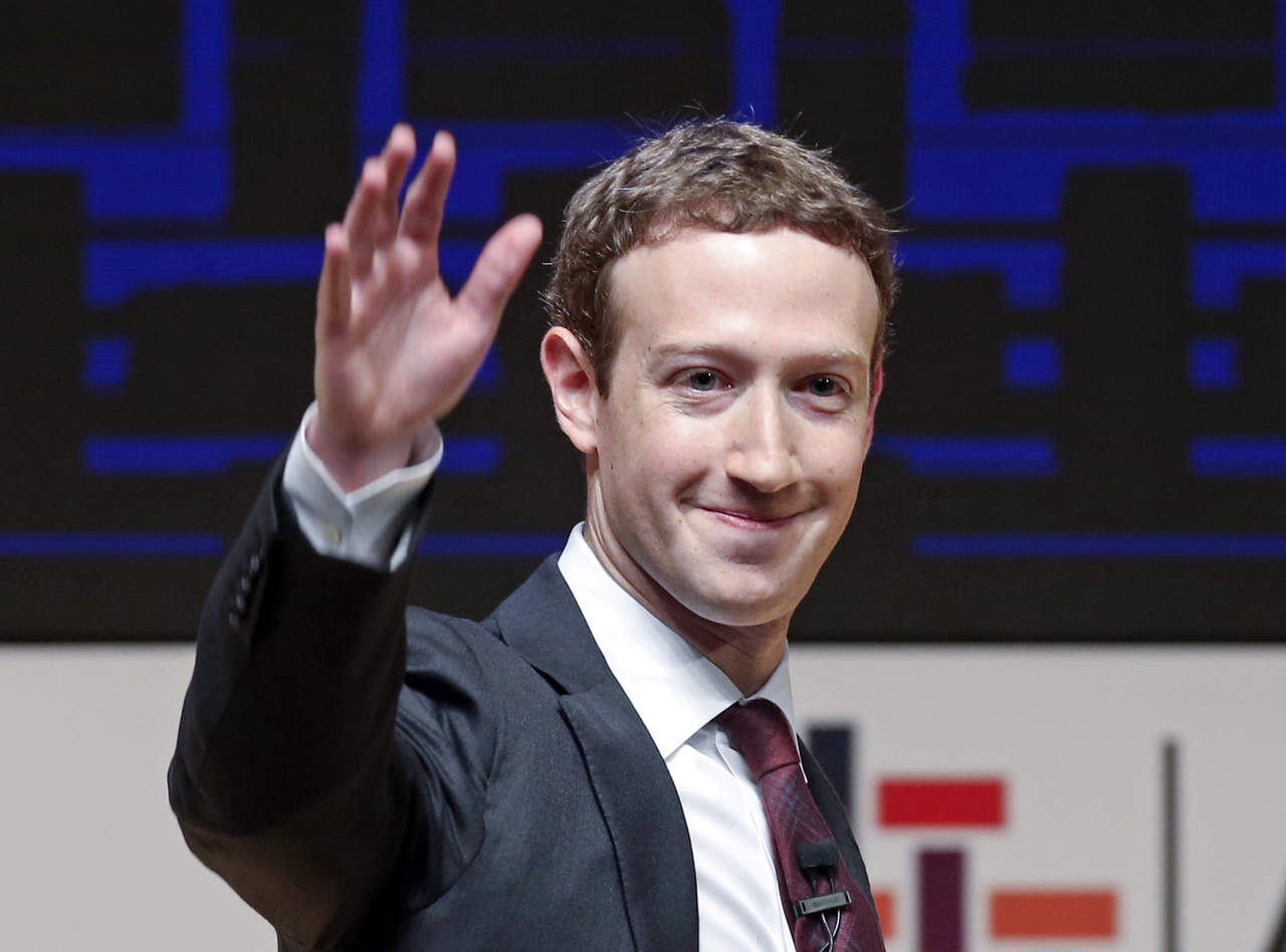 Zuckerberg ha destacado que las noticias falsas y los filtros de información que reducen la diversidad de los puntos de vista a los que acceden los usuarios de las redes sociales fueron 'los dos problemas más discutidos el pasado año'. (ARCHIVO)