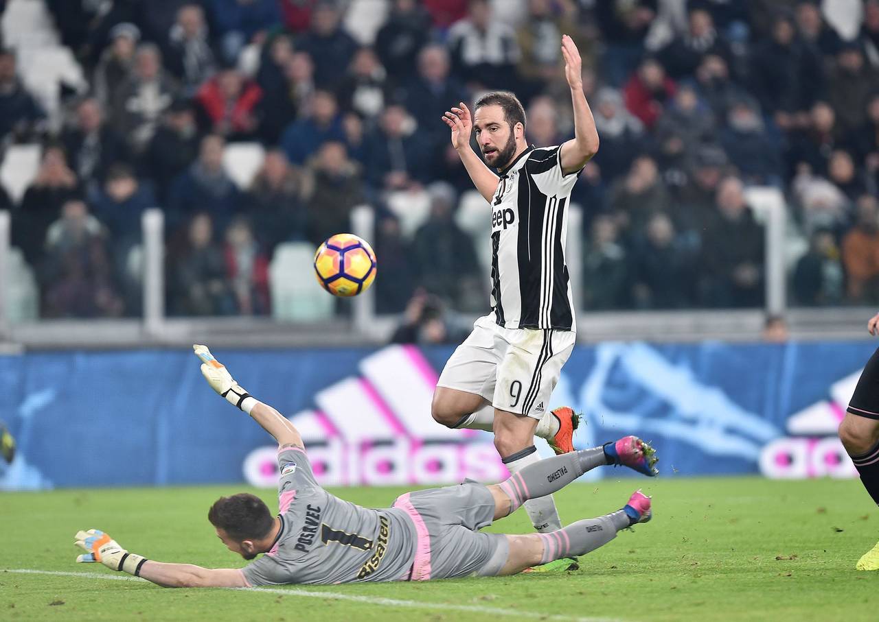 El argentino Gonzalo Higuaín anotó el tercer gol de Juventus al minuto 63. Juventus golea y aumenta su ventaja en la Serie A