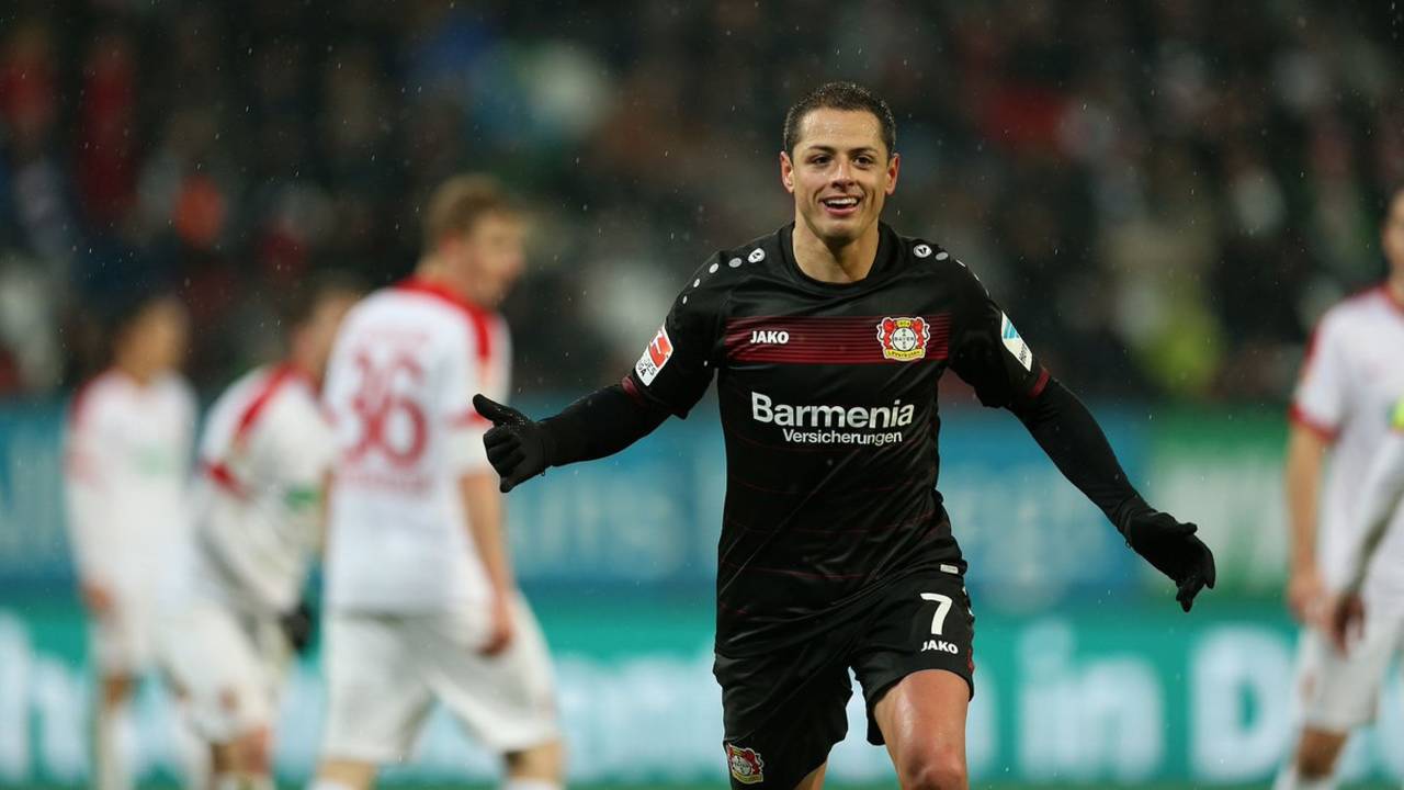 Javier Hernández anotó dos tantos en la victoria del Bayer 3-1 sobre Augsburg. El delantero mexicano logró así un doblete en partidos consecutivos, la primera vez que lo hace en el conjunto alemán. (Cortesía Bayer)