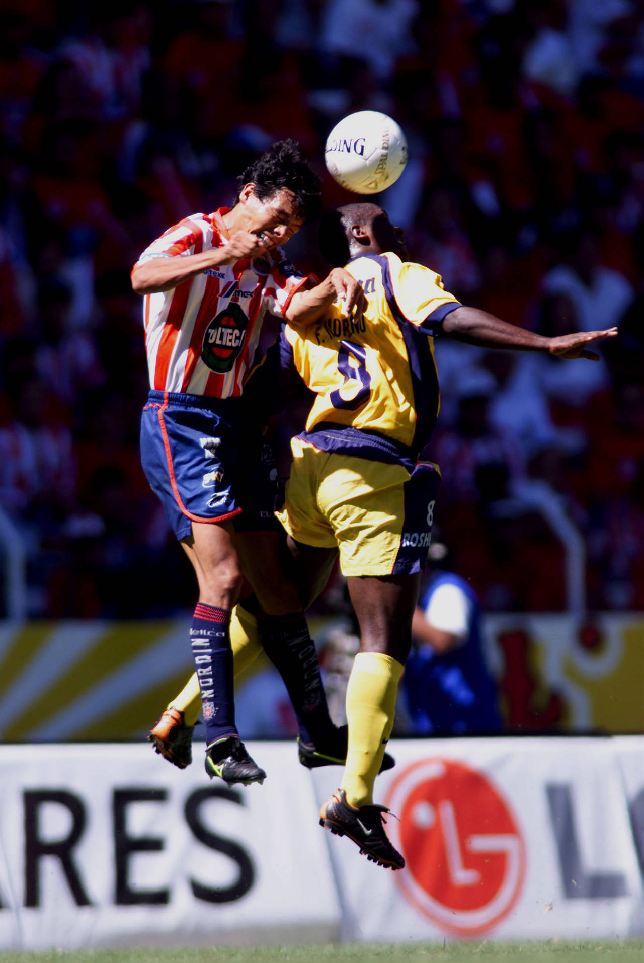 Joel Sánchez, de Chivas, y Fabio Moreno, de las Águilas, en un encuentro de 2001. Hay equilibrio en el historial del clásico nacional