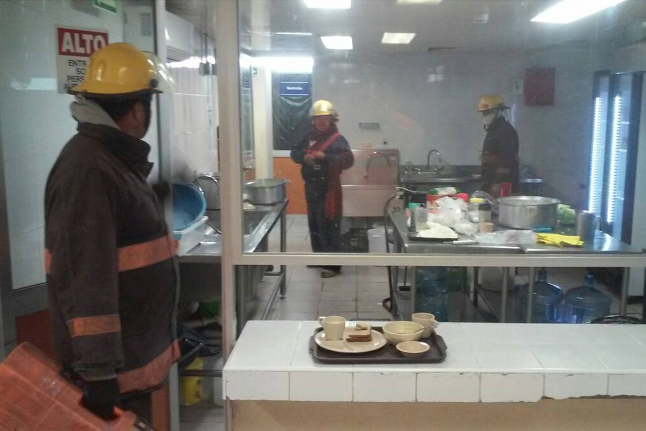 Inspección. El cuerpo de bomberos de la estación oriente inspeccionó la cocina en busca de la fuga de gas, sin encontrar nada. (EL SIGLO DE TORREÓN)