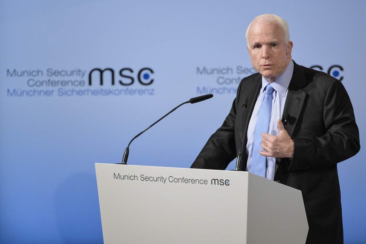 McCain reaccionó así al polémico mensaje de Twitter en el que el viernes Trump acusó a algunos medios de comunicación estadounidenses de ser 'el enemigo del pueblo'. (ARCHIVO)