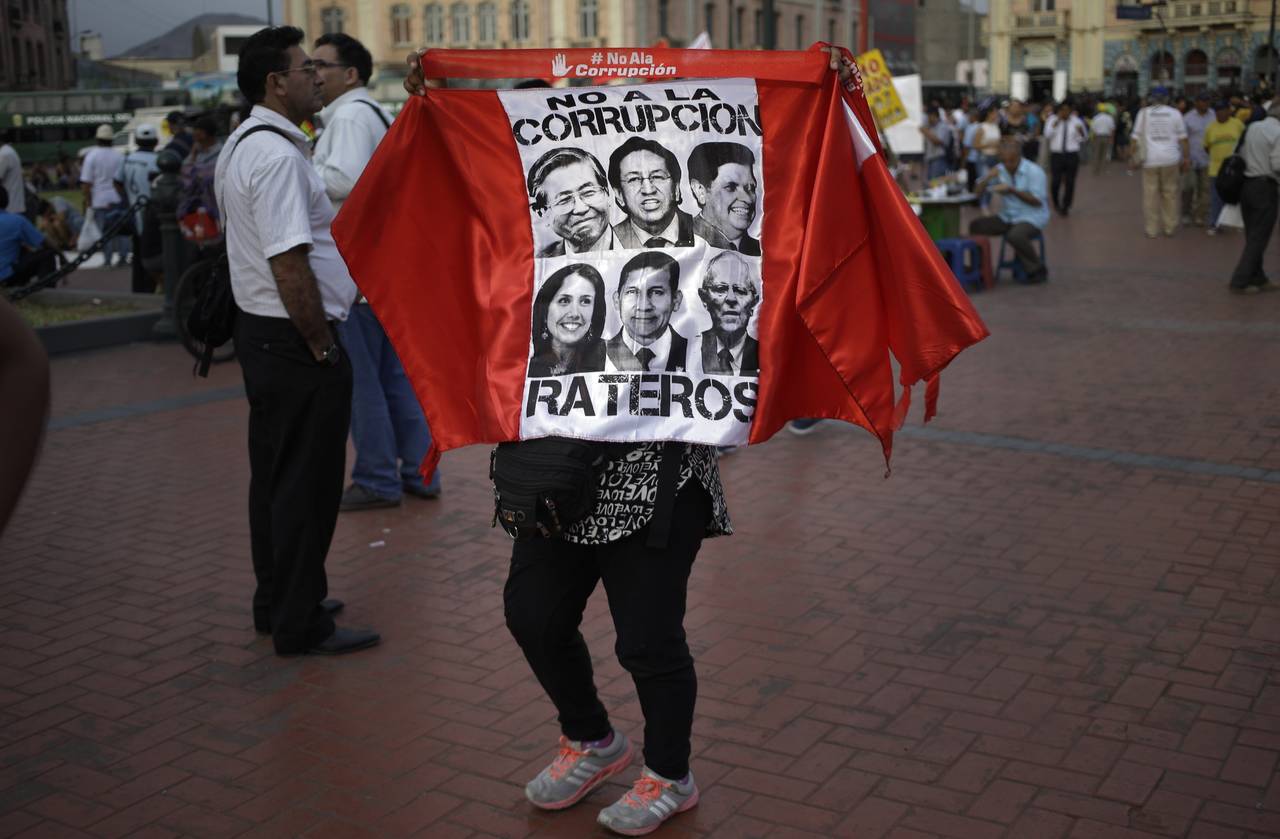 Exigencia. Varias personas han protestado por el escándalo de los sobornos de Odebrecht, en el que están involucrados varios expresidentes y políticos de Perú.